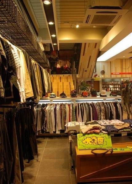 新颖服装店装修效果图2011图片赏析