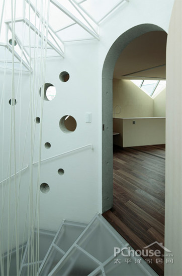 室内夜景螺旋造型的楼梯节省了空间,天窗的设计带入大量的自然光线.