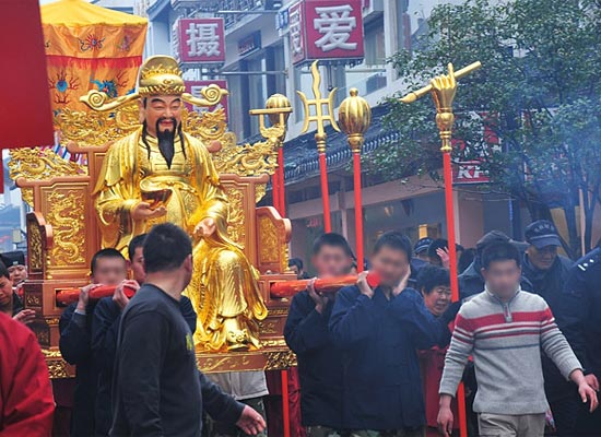 家居风水 室内风水 > 正文   西北方是财神爷的方位,因此在接财神祭祀