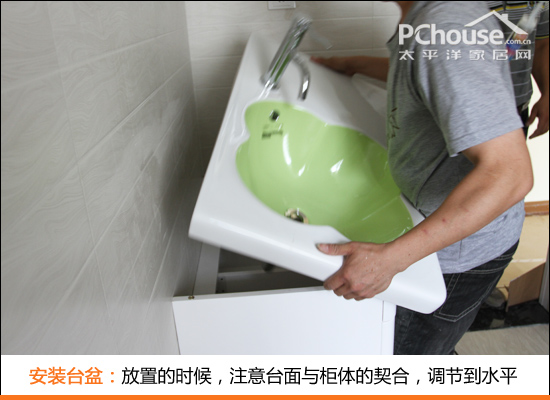 台盆安装时,需要防止刮伤台面或水龙头.安装时,关键要连接好下水管.