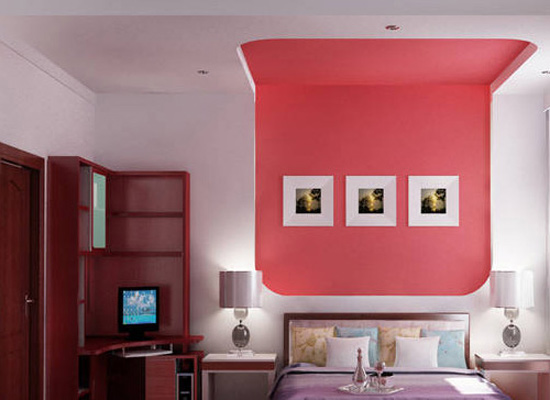 深红色衣柜,粉红色背景墙与紫色床品相搭配为卧室增添了许多温馨舒适