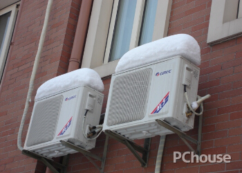空调室外机称主机空调制冷(热)四部件:压缩机,冷凝器,毛细管