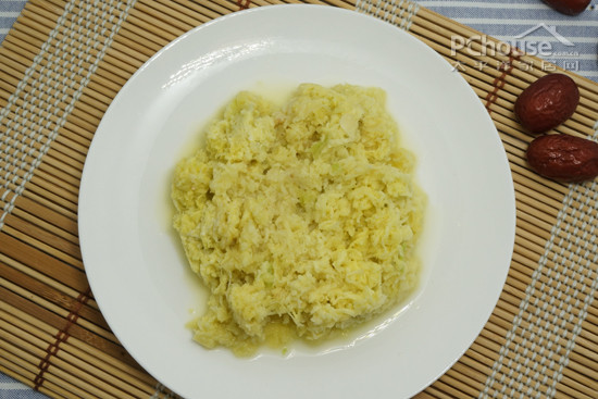 3.生姜用研磨器磨成姜末4.将红糖,生姜末,红枣块混合拌匀5.