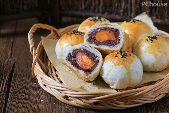中秋经典传统小吃脆香可口蛋黄酥饼