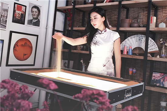 撒沙成画细腻如尘美女沙画艺术家雪子