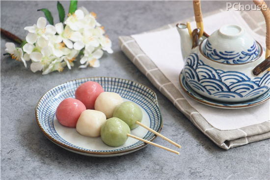 日式传统美食和风三色花见团子