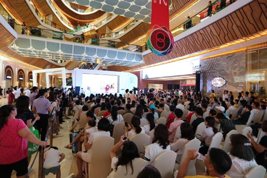 麦玲玲朱志康现身东莞家具展 探讨定制与人居关系
