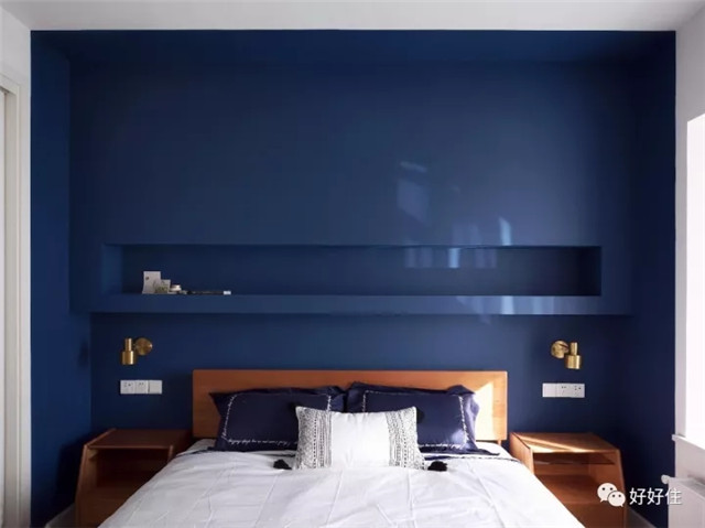 用屋主喜欢的深蓝色做了卧室的主题色,床头做了壁龛,用来摆放书
