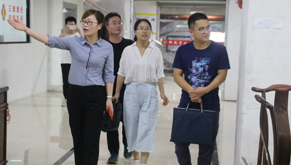 金華市科技局、東陽市科技局領(lǐng)導(dǎo)們對御乾堂紅木工廠進(jìn)