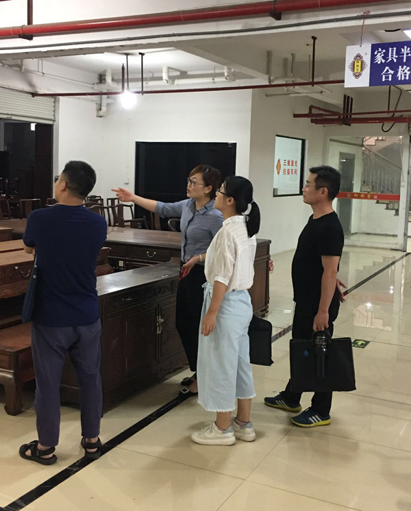 金華市科技局、東陽市科技局領(lǐng)導(dǎo)們對御乾堂紅木工廠進(jìn)