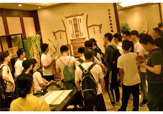 華農大學師生們走進東成紅木中式家居文化生活體驗館