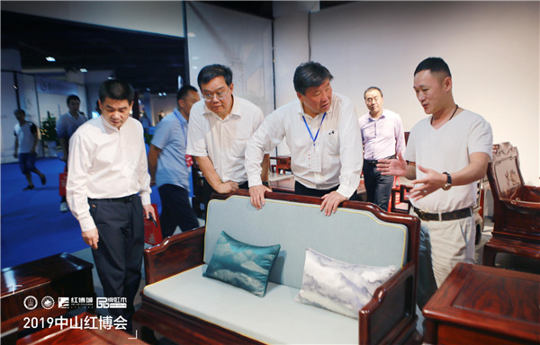 中山古木印象立志當好“柬埔寨黑酸枝代言人”