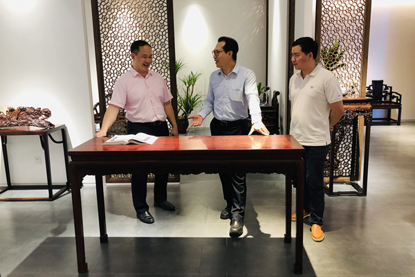 著名古典家具頂級藏家蔣念慈蒞臨醉木苑參觀