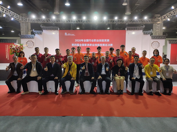 紅古軒多名工匠被授予“中國(guó)家具行業(yè)技術(shù)能手”