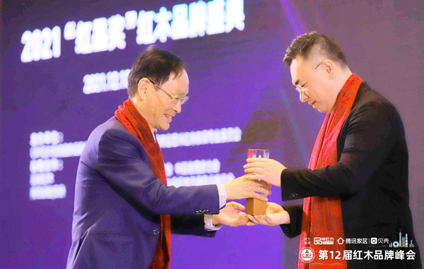 國家文化部原副部長、國家博物館首任館長潘震宙（左）