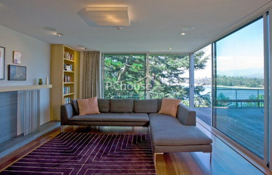 完美空间分隔技巧 玻璃组合的加州阳光木别墅