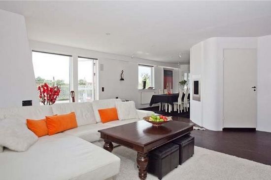 深色地板铺出文艺范儿 瑞典87平温馨公寓