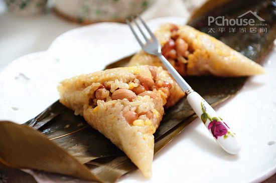 绿豆花生咸肉粽