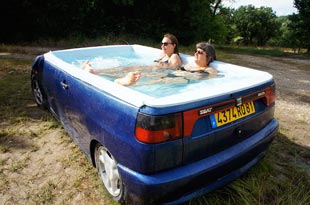 土豪艺术家用车改装成露天浴缸