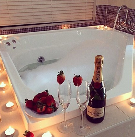周围点上一圈蜡烛,备好红酒和水果,泡澡也瞬间有了浪漫情调