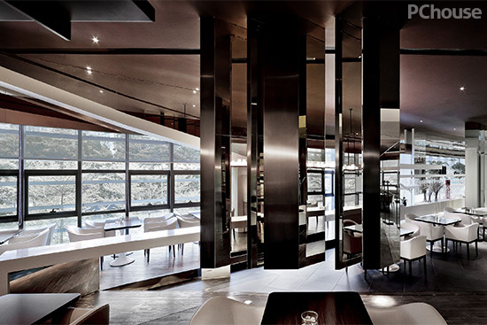 立在咖啡休闲厅的直柱