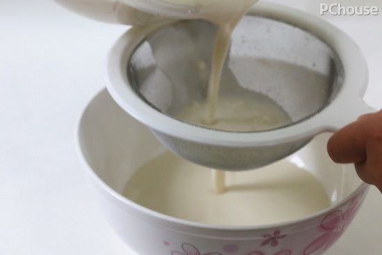 圆月中秋必尝美食 新式奶黄冰皮月饼