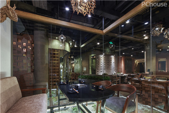 水泥 玻璃的创意搭配 园林风格火锅店