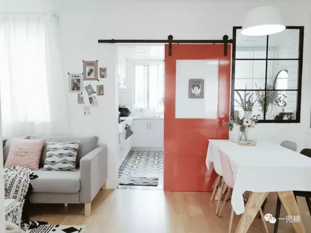 她用一袭白墙红门细黑窗让老旧二手房瞬间年轻了一个轮回