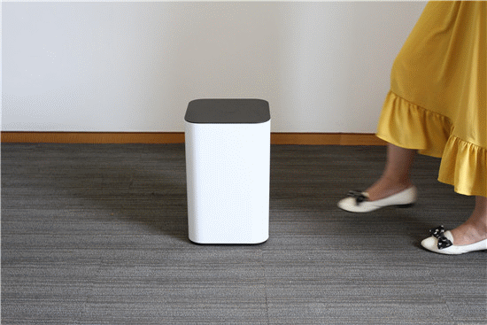 其袋口边缘折于外桶和内桶的夹层之间,完全内藏式的设计,让垃圾桶外