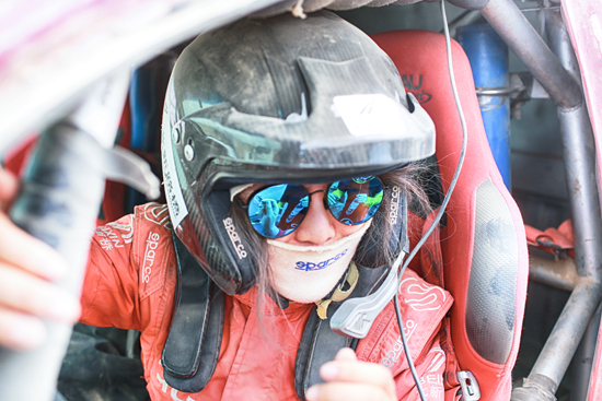 越野赛场最美的一道风景 职业女赛车手徐阳