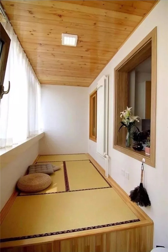也可以把阳台改造成榻榻米,享受慵懒的午后.