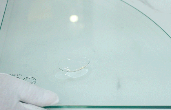 水滴,并倾斜玻璃,可以看到,水珠在转移中没有丝毫残留,玻璃表面疏水